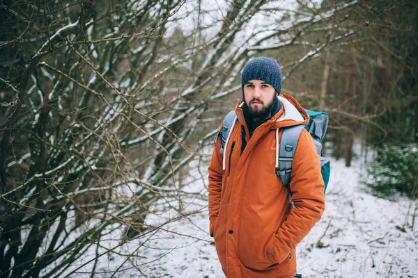  Kış alan üzerinde yürüyen adam