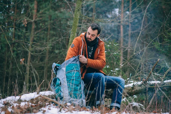 Vandrare på vintern skogen — Stockfoto