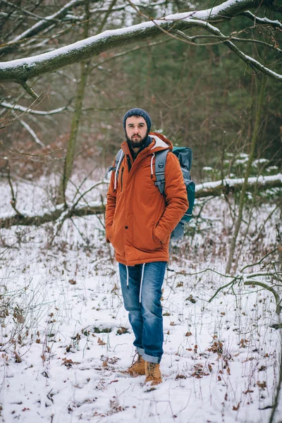 Reisende in der orangen Jacke — Stockfoto