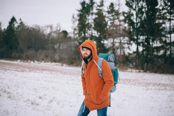 Man walking na pole zima — Zdjęcie stockowe