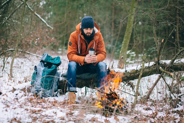 Gezgin tarafından kış orman yangında Isınma