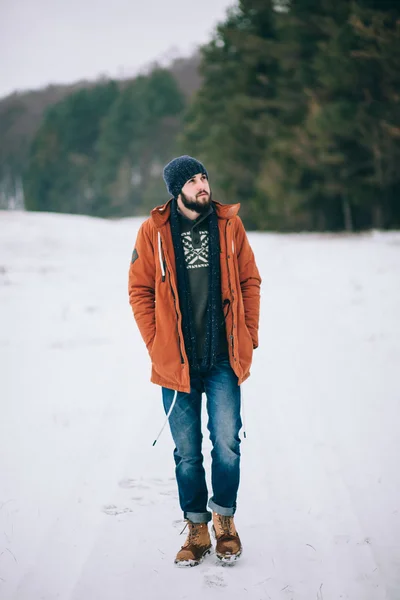 Bearded man walking on the road in winter — Stock Photo, Image
