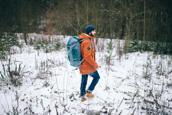 Man går på vintern fält — Stockfoto