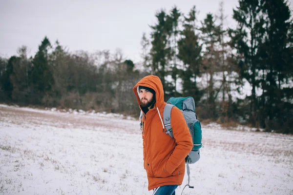 Человек, идущий по зимнему полю — стоковое фото