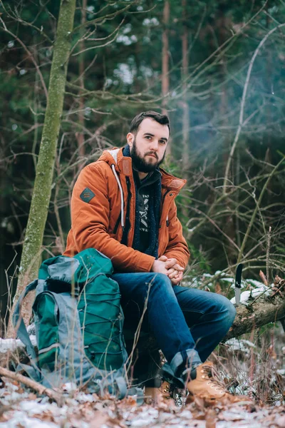 Uzun yürüyüşe çıkan kimse kış orman üzerinde — Stok fotoğraf
