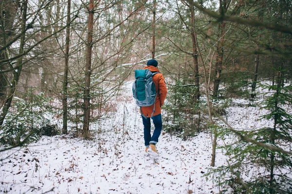 Voyageur dans la veste orange — Photo