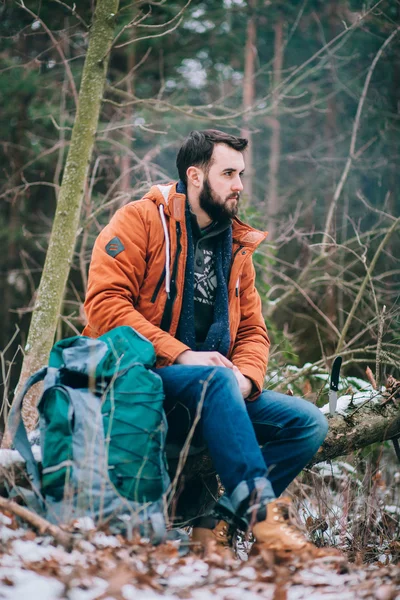 Excursionista en el bosque de invierno — Foto de Stock