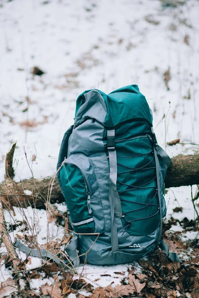 Путешествия рюкзак на снегу — стоковое фото