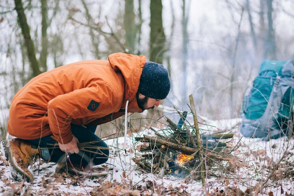 L'homme jette un feu dans la forêt — Photo