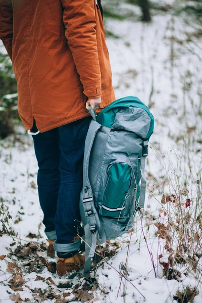 Путешественник с рюкзаком в зимнем лесу — стоковое фото