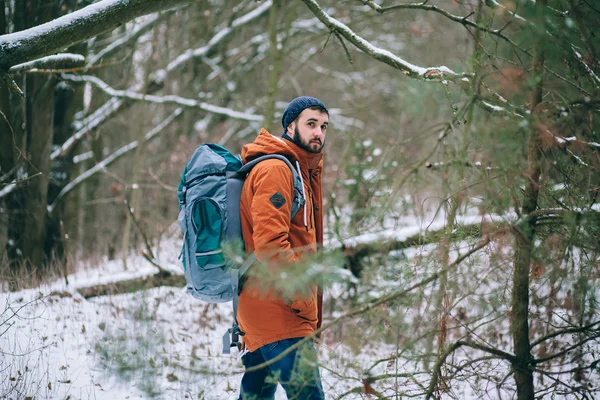 Reisende in der orangen Jacke — Stockfoto