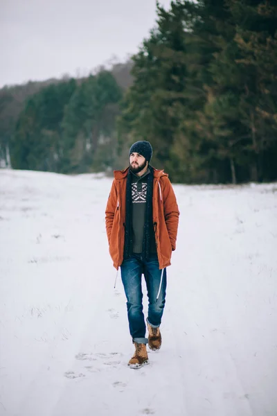 Szakállas férfi sétál az úton télen — Stock Fotó