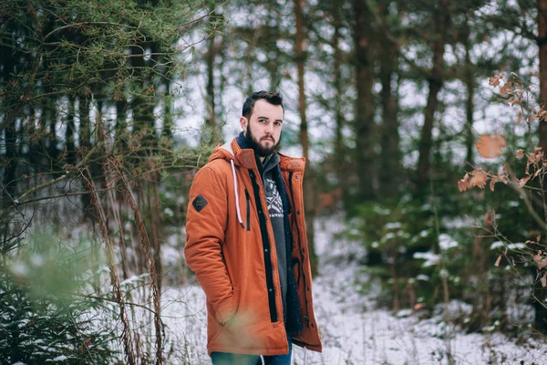 Bebaarde man in het bos van de winter — Stockfoto