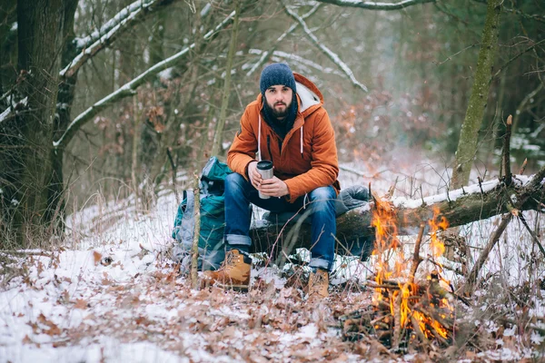 Resenären uppvärmningen av branden i vinter skog — Stockfoto