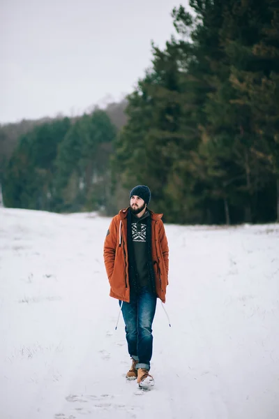 Bärtiger Mann läuft im Winter auf der Straße — Stockfoto