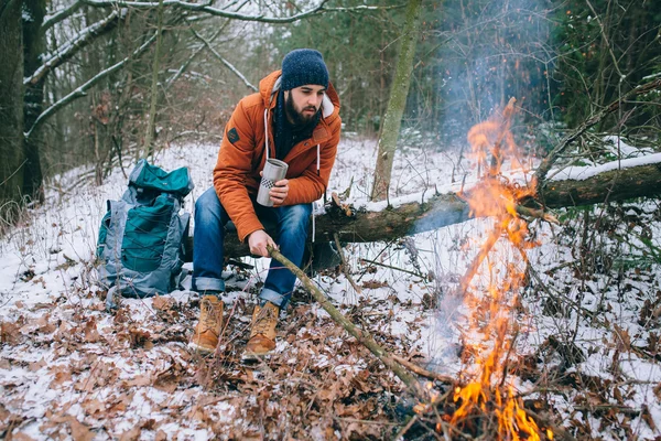 Resenären uppvärmningen av branden i vinter skog — Stockfoto