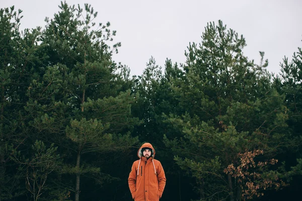 Bebaarde man in het bos van de winter — Stockfoto