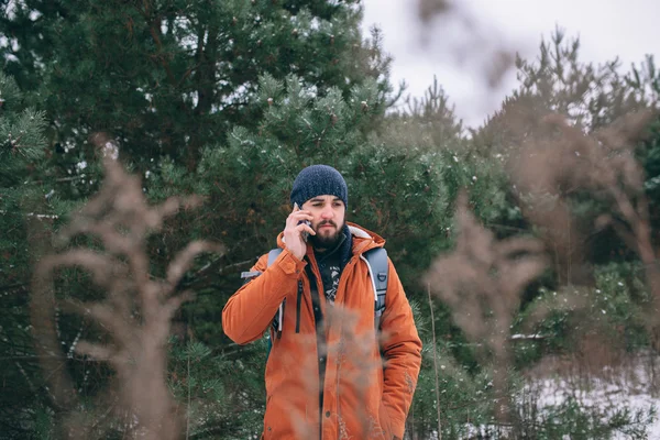 Adam kış alan holding cep telefonu — Stok fotoğraf