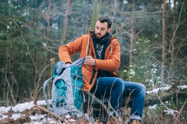 Randonneur sur la forêt d'hiver — Photo