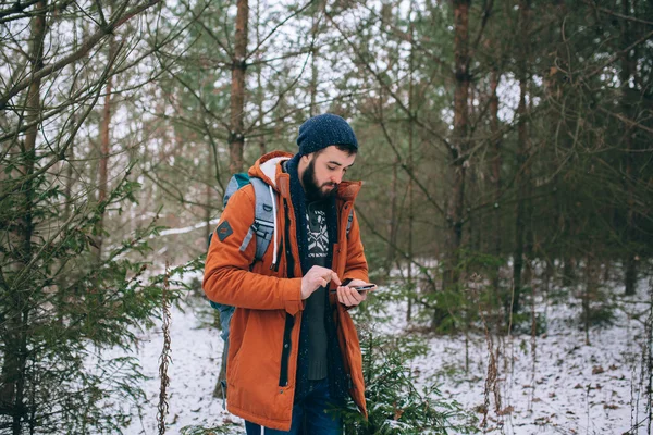 Adam kış alan holding cep telefonu — Stok fotoğraf