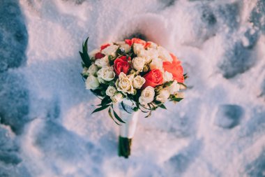 Kar üzerinde gelin buketi