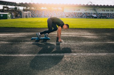 başlayan blok bırakarak sprinter .