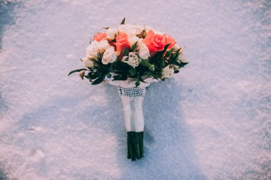 Kar üzerinde gelin buketi
