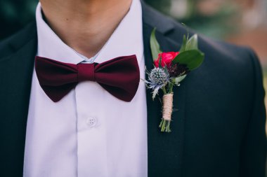Damat takım ve yaka çiçeği