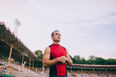 Stadyumda erkek atlet 