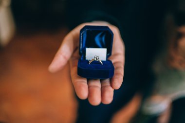 Alyans bir kutu içinde tutan el