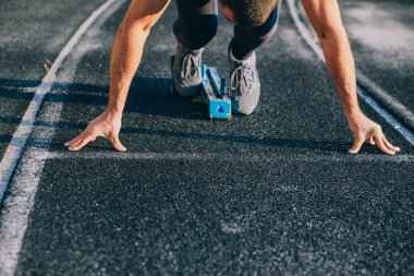 Görüntü sprinter bacaklar yukarı kapatın  