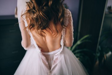 Sabah güzel gelin giyinmiş alır