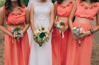 Gelin buketi nedime arasında ile