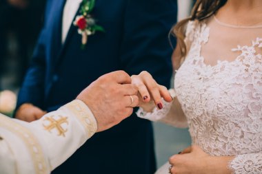 Kilisede yüzük takıyor