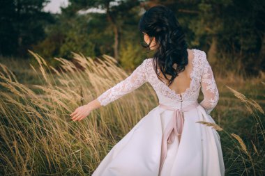 Bir yolda şık gelin