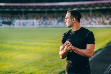 Stadyumda erkek atlet.  