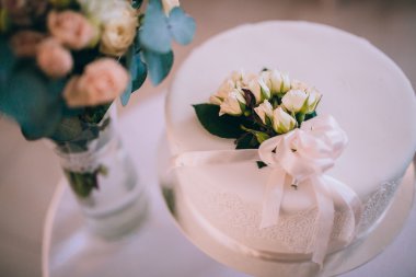 Çiçekli rustik pasta düğün