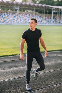 adam uzanıyor çalıştırmadan önce