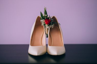 Düğün aksesuarları, Ayakkabı ve çiçekler