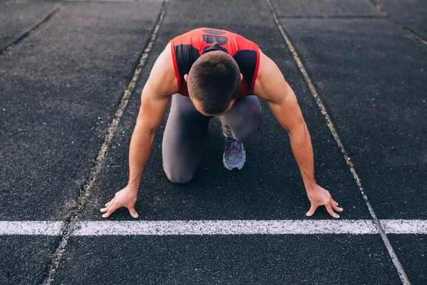 Sprinter gjør seg klar til å starte – stockfoto