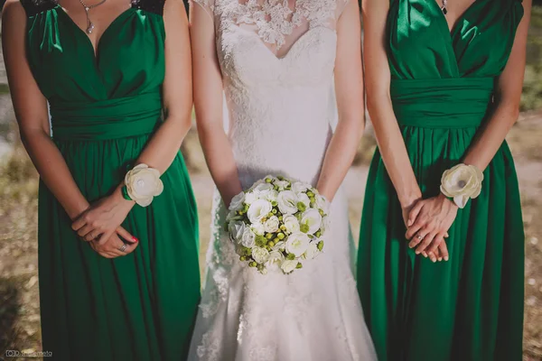 Nevěsta s kytici mezi družičky — Stock fotografie