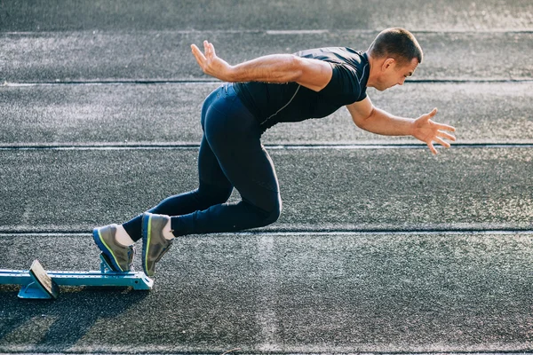 Sprinter verlässt Startblöcke — Stockfoto