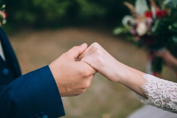 Casal de mãos dadas — Fotografia de Stock