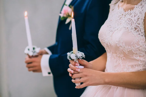 Ζευγάρι σε εκκλησία γαμήλια τελετή — Φωτογραφία Αρχείου