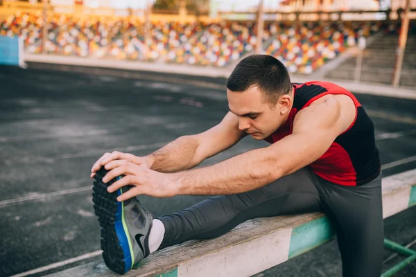 Manliga stretching innan träning — Stockfoto