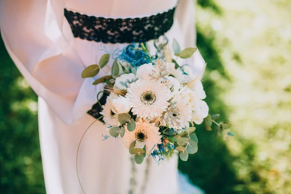 Svatební kytice v ruce — Stock fotografie