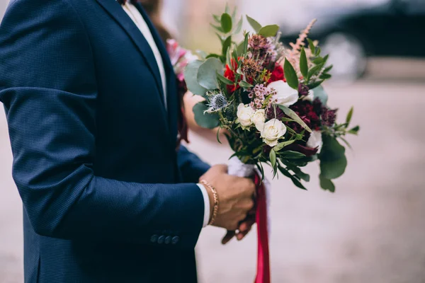 Ramo de novia en las manos —  Fotos de Stock