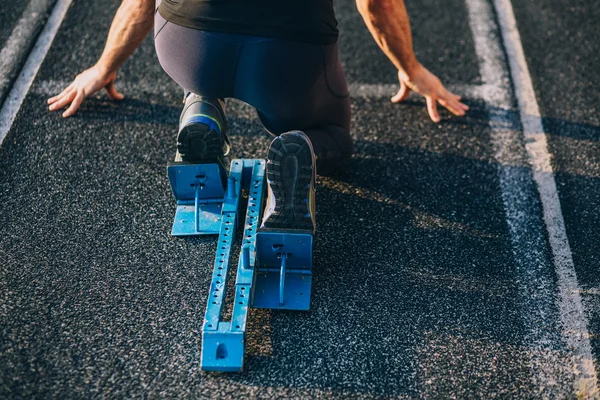 Sprinter bereitet sich auf den Start vor. — Stockfoto