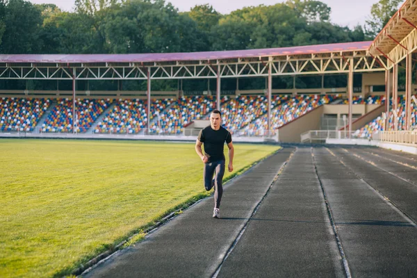 Löpare på spåret på en sport stadium — Stockfoto