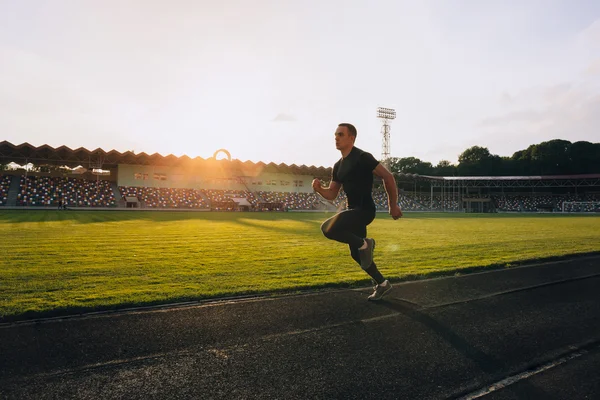 Бігун на трасі на спортивному стадіоні — стокове фото